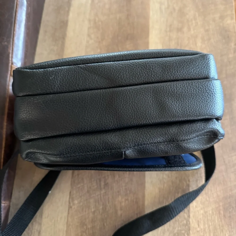 Black Case Logic Camera Bag Faux leather padded bag